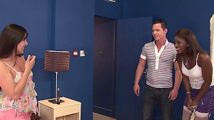 Jasmine got a MILFy friend over