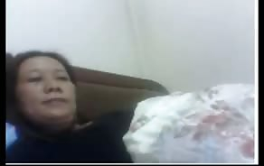 porno tube Chinese MILF plays with her tits