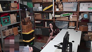 Teen shoplifter blows the officer to avoid troubles