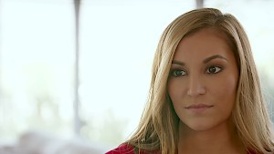 Getting the assistant's pussy nailed on a luxurious bed