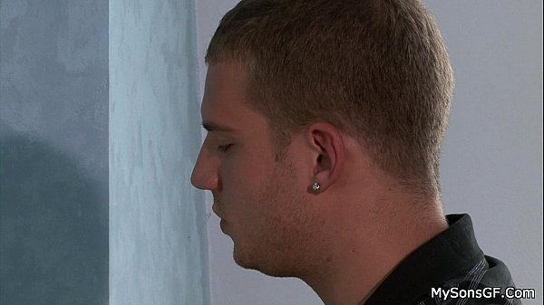 Толстушка сосет член другу