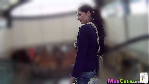 Наяривает парню член ногами пока он не кончает