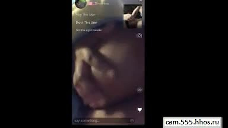 Мастурбирует и писает