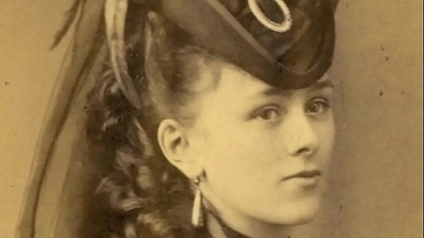 Сладкую Натали трахают на открытом воздухе