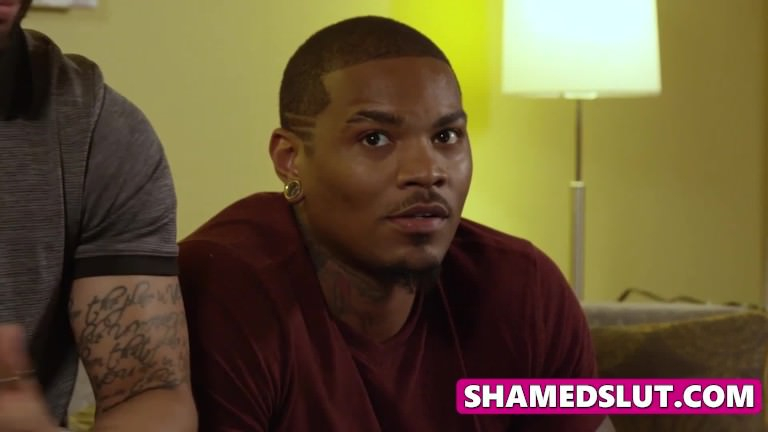 Зрелая соска лижет ноги