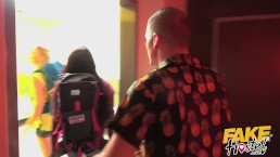 Втроём с аппетитной брюнеткой и с двумя самцами на кровати