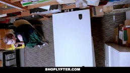 Азиатка с красной бабочкой