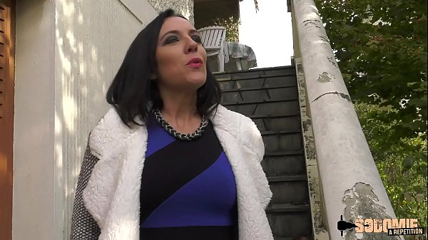 Тетка на даче в туалете 2