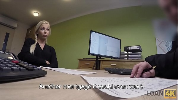 Тщательно вылизывает