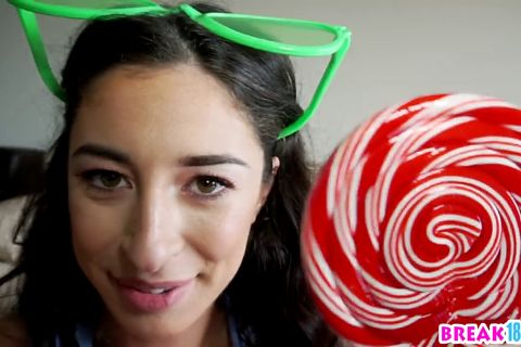 Крупным планом трахает вибратором