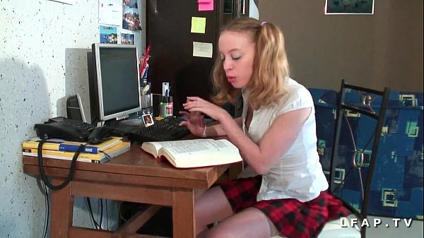 Писает в ведро