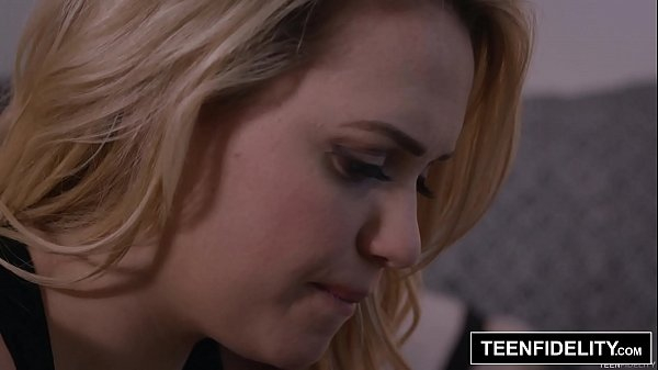 молодая девушка (18 лет) ласкает себя