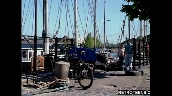 Красивая девушка в наручниках