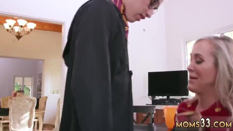 Доступная брюнетка соснула хер водиле