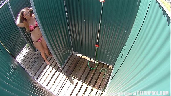 Молодая брюнетка раздевается и садится на стул чтобы дрочить