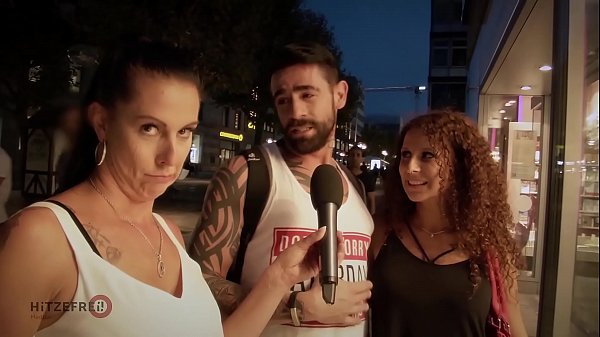 Стоит раком дрочит самотыком.
