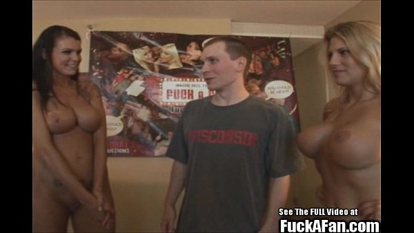 Прогрессивная красотка суёт кулачок в попку