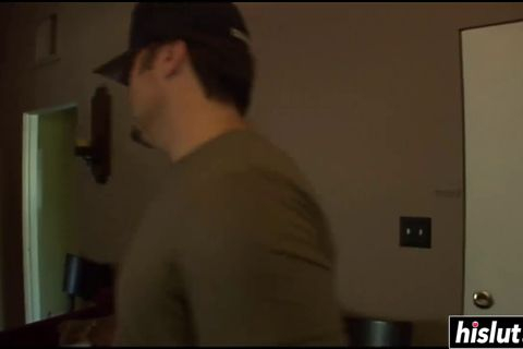 HotKinkyJo и её подругам делают анальный фистинг .