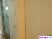 Немолодая порнозвезда трахнута в сортире