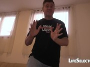 Красутеся киской на людной улице