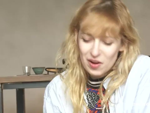 Зрелая женщина красуется на камеру. Домашняя съёмка.