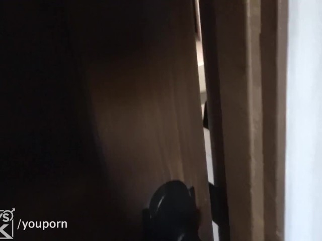 Тощая блондинка удовлетворяется двойным проникновением
