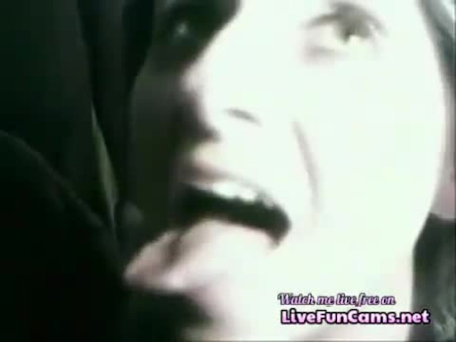 Девушка сосет член в кустах