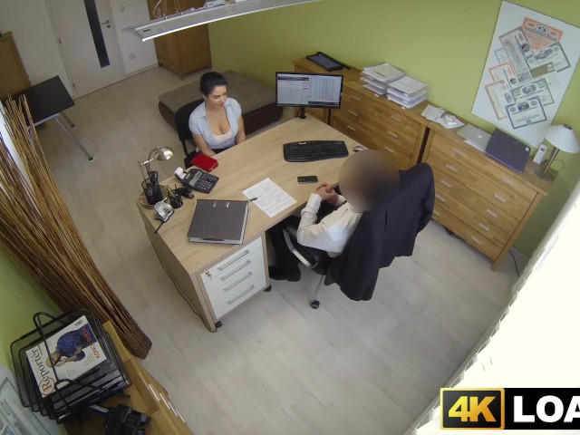 Начальница заставляет секретаршу сесть на лицо сыну и лизать