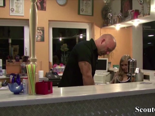 Sweet Luna seduces her father's guest