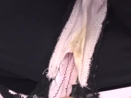 Дама в челках насаживается на огромный член