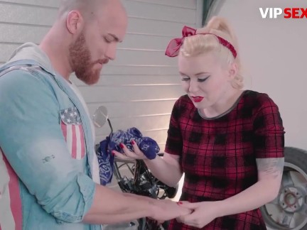 Two BBW bitches fucking in foursome